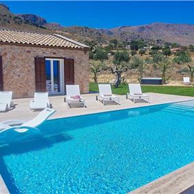 3 bedroom villa with infinity pool and jacuzzi, Scopello, sleeps 5-6